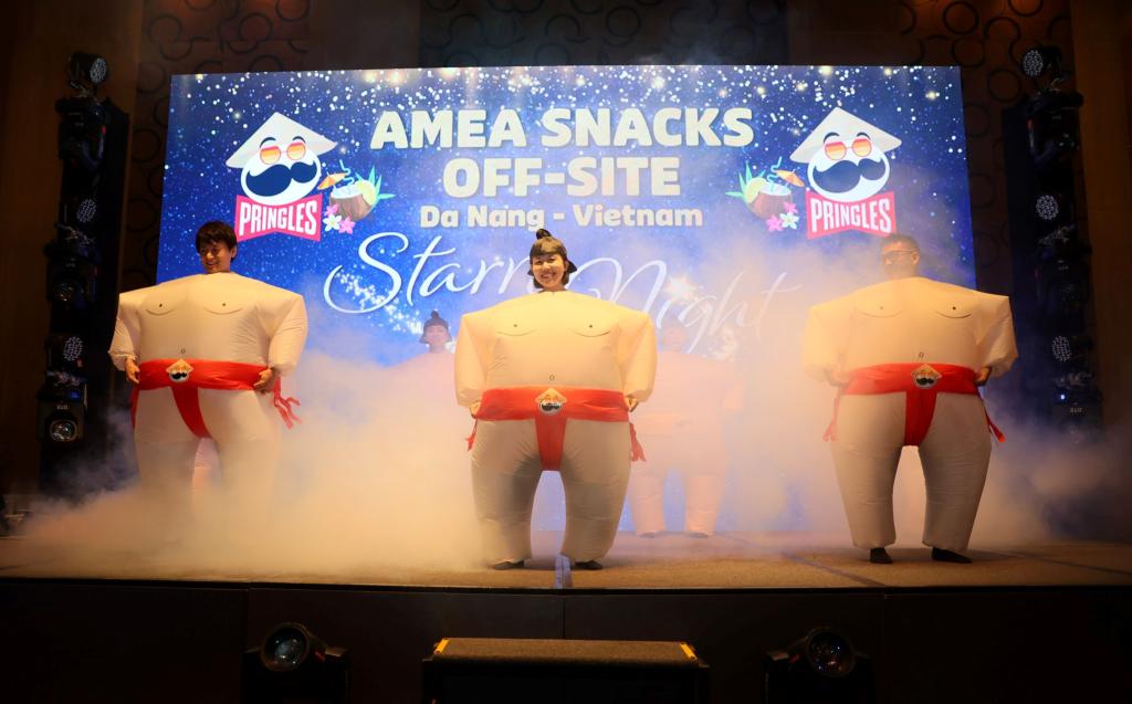 3 performers on stage 